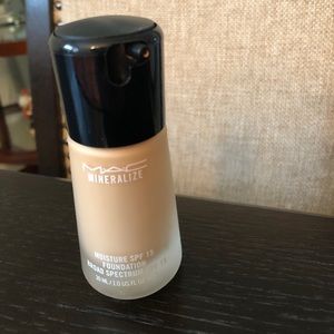 MAC Mineralize Moisture SPF 15